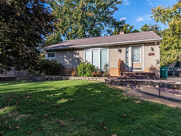 3rd image of 19 Maple Ct