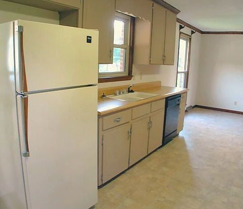 all appliances stay, including washer and dryer