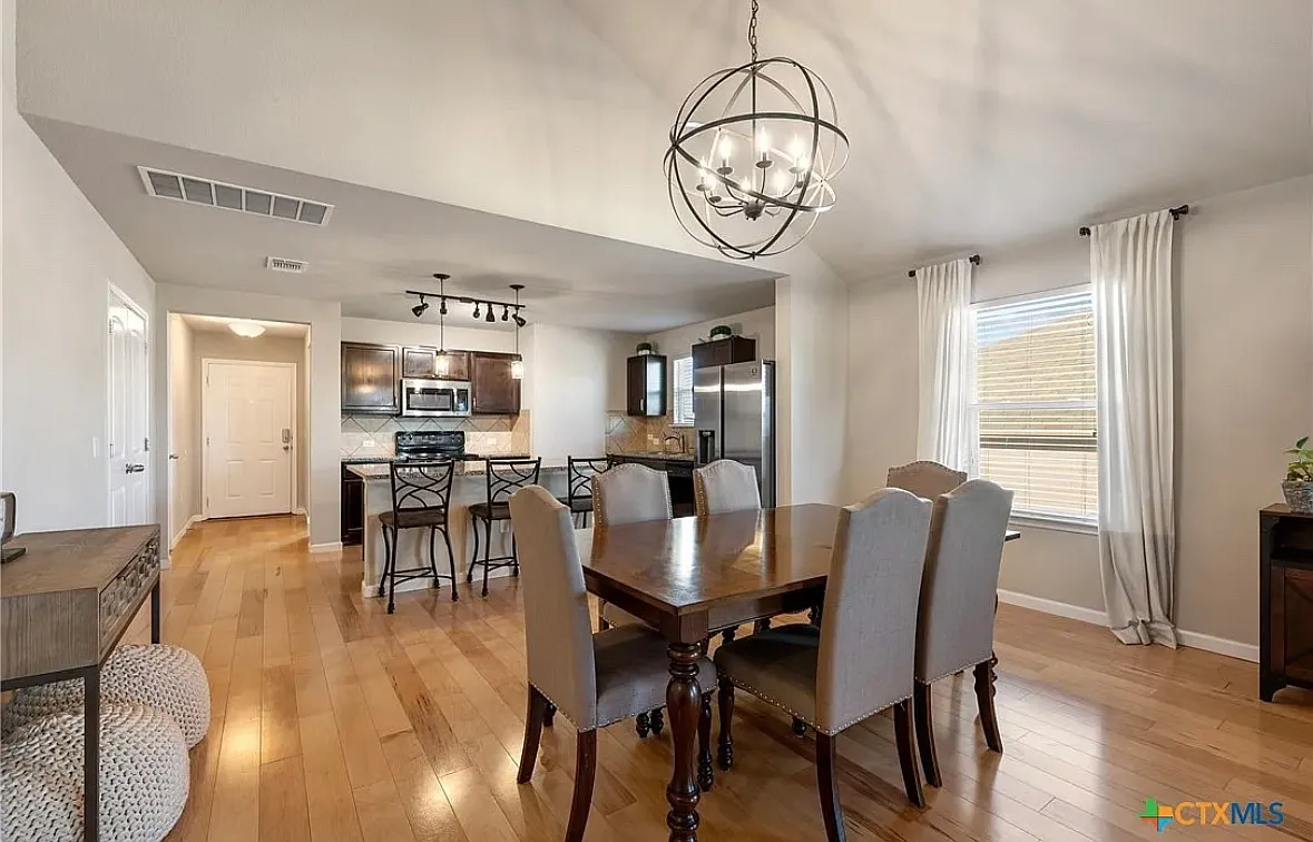 4 bed, 1895 sqft, $2,300 — Photo 3