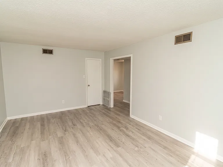 416 W Spring Dr — Photo 3