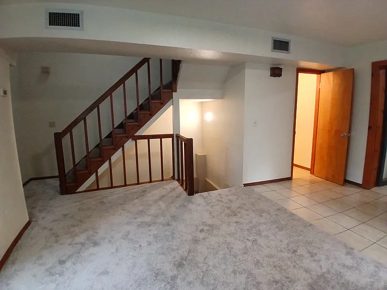 928 W Lindsey St — Photo 11