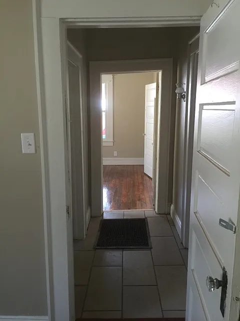 2 bedroom house central heat and air — Photo 3