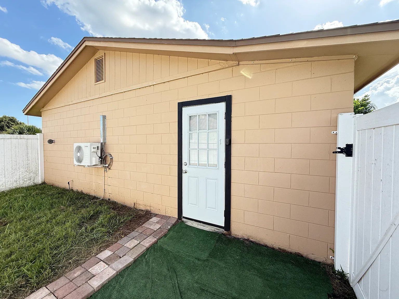 Studio, 350 sqft, $1,050 — Photo 2