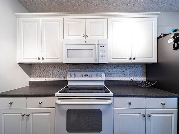 4th image of 904 Camelot Ln