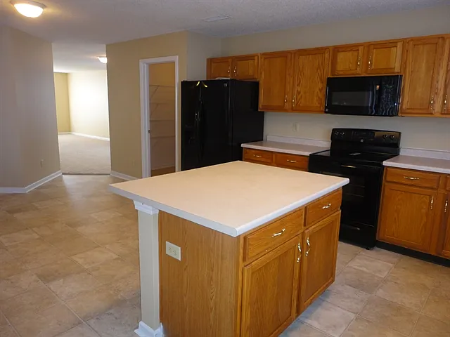 Building Photo - 2324 Shadowbrook Dr