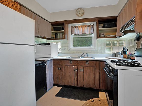 5th image of 509 Charlotte St SE