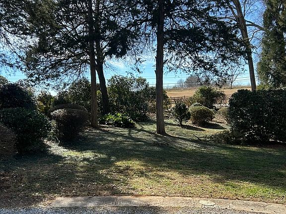 4th image of 101 Laurel Ln