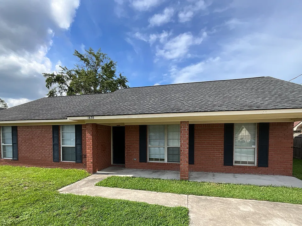 1635 Latham Ct
