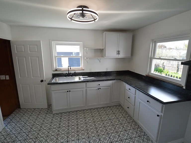 332 Sheldon St — Photo 7