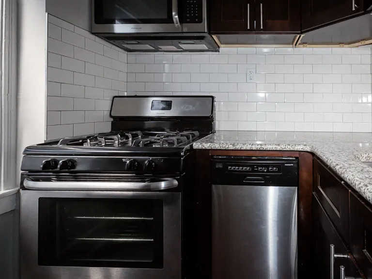 The Ashland Tower Modern Living in the Heart of Rogers Park — Photo 7