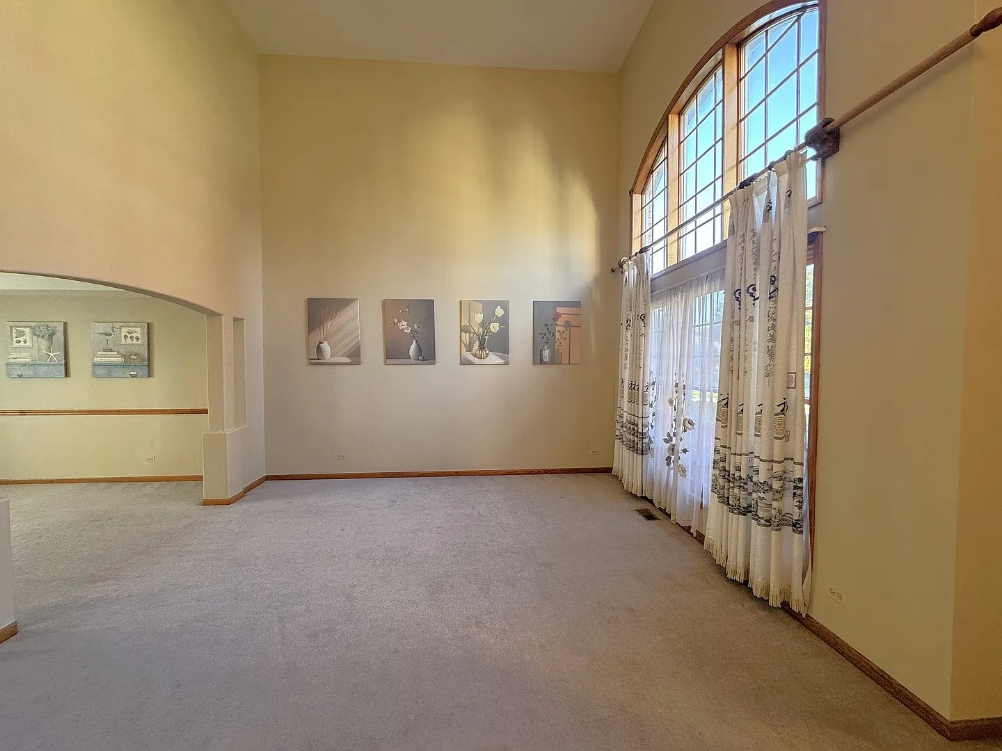 4 bed, 2.5 bath, 3290 sqft, $4,650 — Photo 3