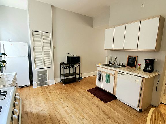 5th image of 736 N Wolcott Ave APT 2F