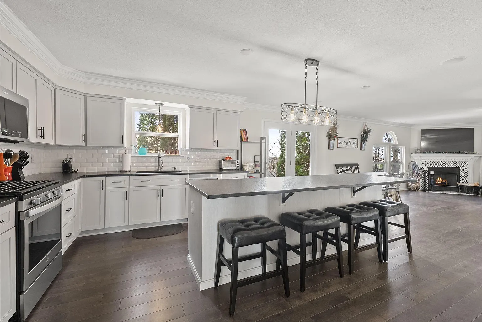 1160 Forsyth Ln photo 1