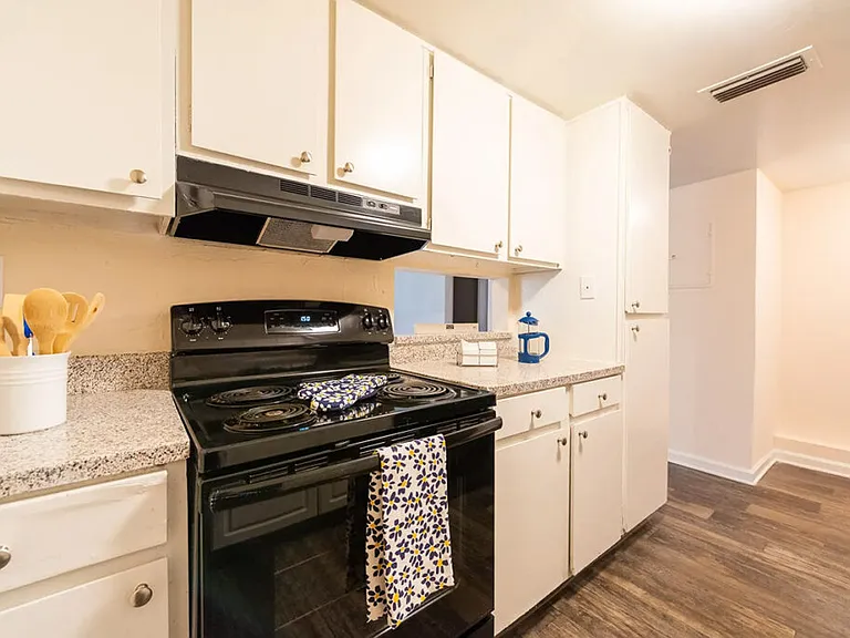 Oasis Club Apartments — Photo 37