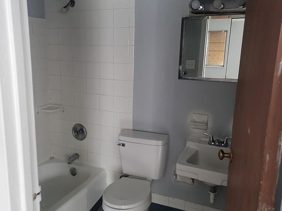 5th image of 604 W Grand Ave #12