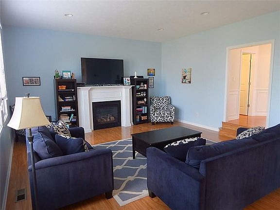 2nd image of 402 Fountain Dr