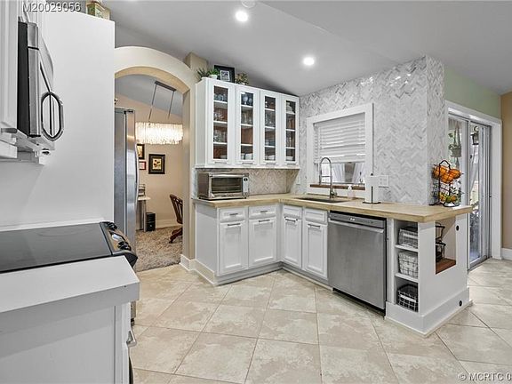 3rd image of 709 SW Babbit Dr