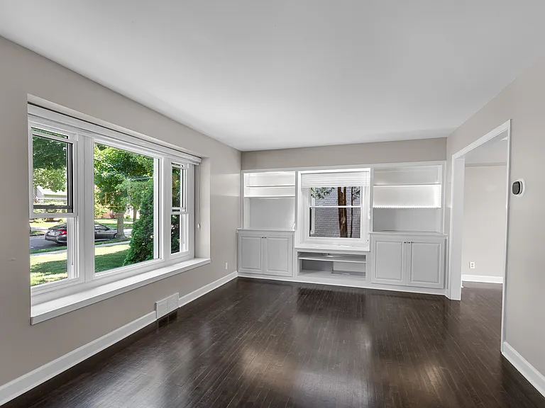 5577 N Kent Ave — Photo 2