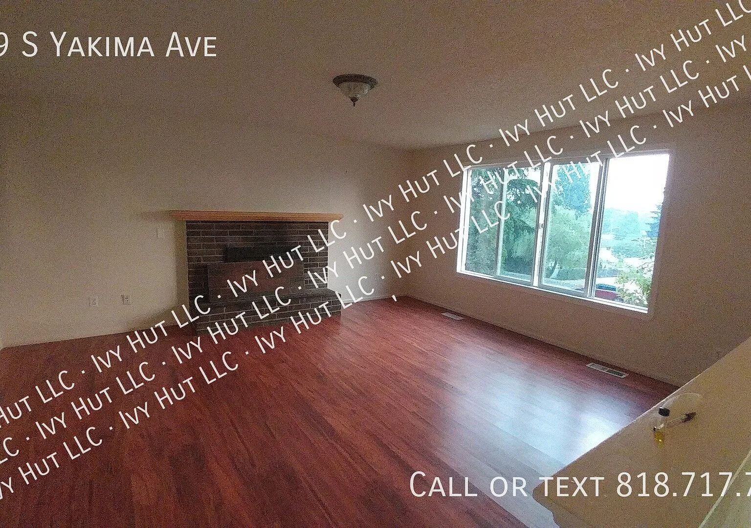 HUGE 6 Bedroom House! 2 Kitchens and 4 Separate Entrances Fully Fenced Yard and Pets Welcome — Photo 3