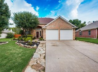 305 Parkview Dr, Hurst, TX 76053