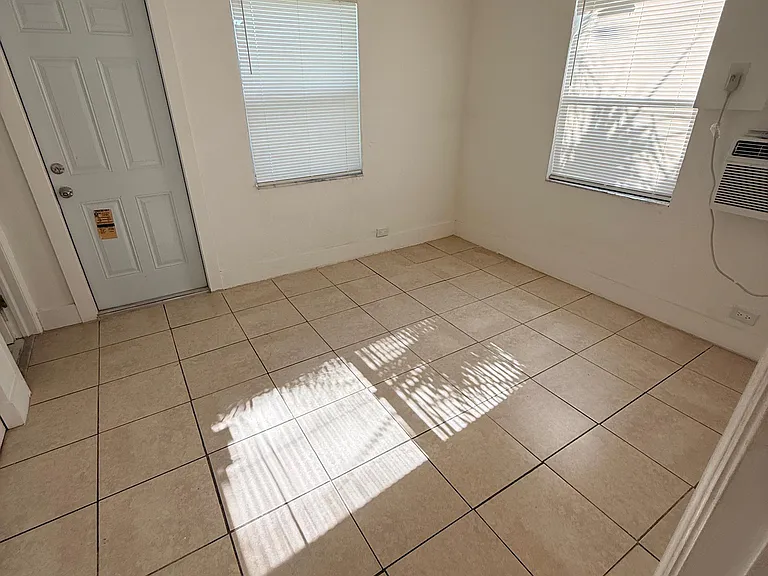 637 NW 15th Ter #4 — Photo 3