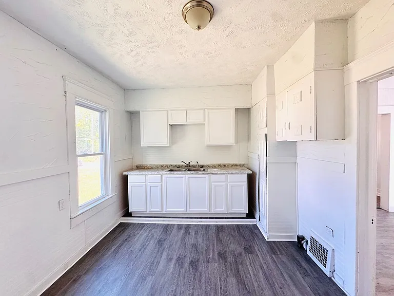 924 Ansel Rd — Photo 11