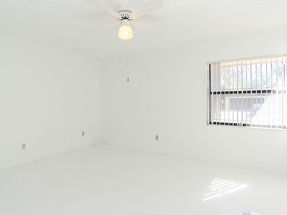 4th image of 1009 NE 204th Ln