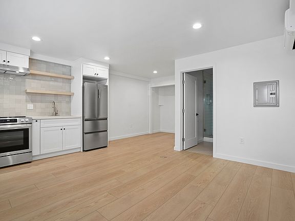 2nd image of 970 Yale St #4