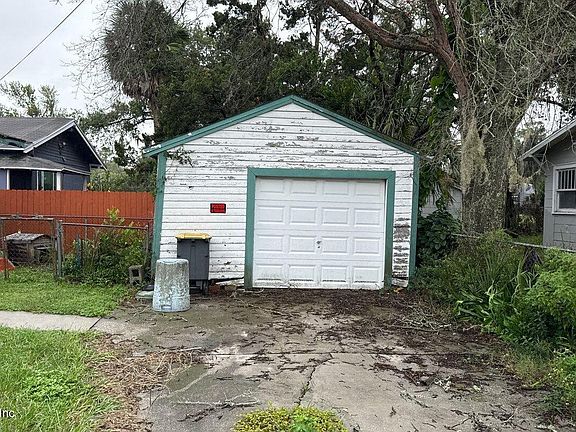 5th image of 3032 LAURA Street N