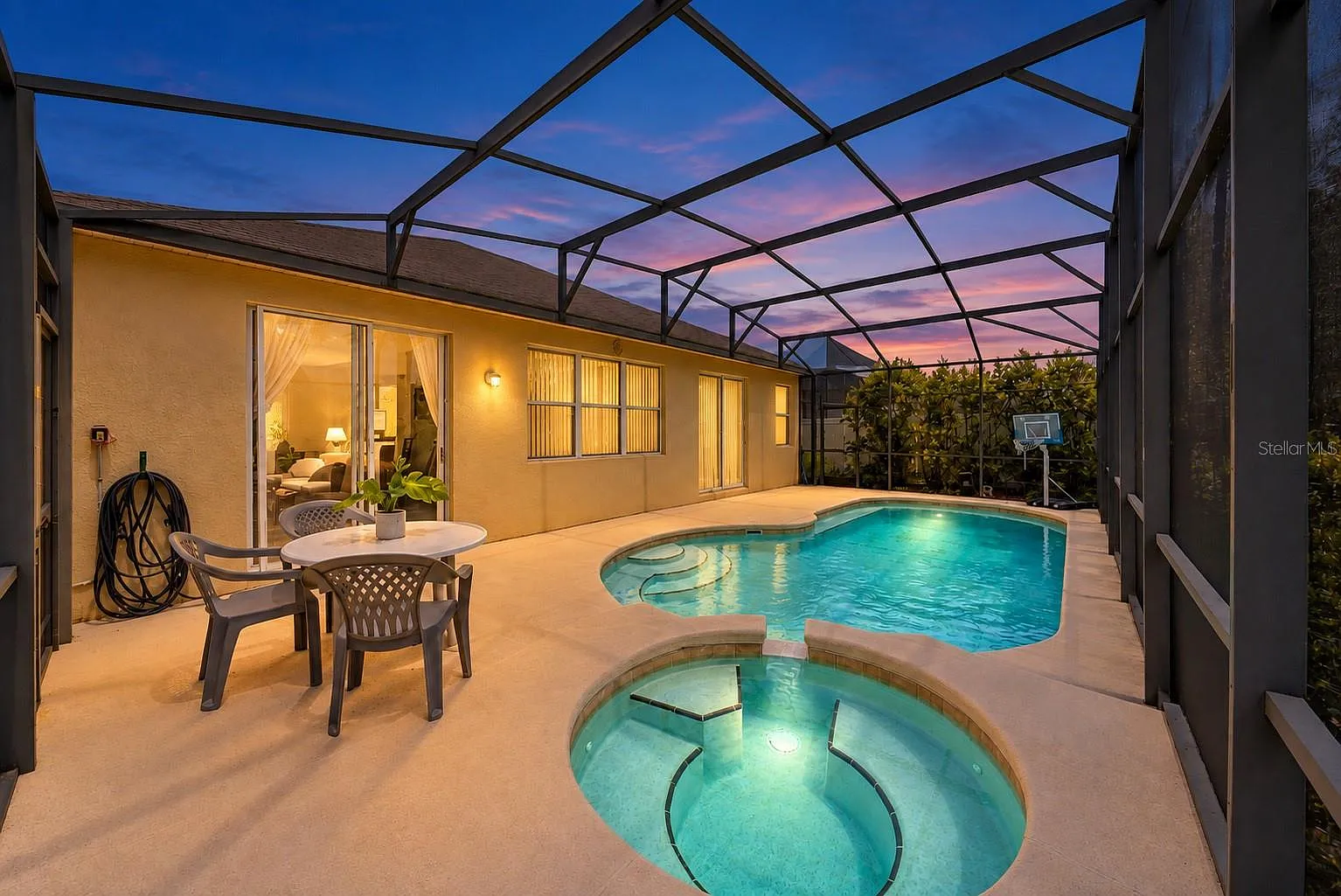 4 bed, 1960 sqft, $2,280 — Photo 1