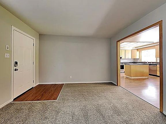 3rd image of 902 W Madill St