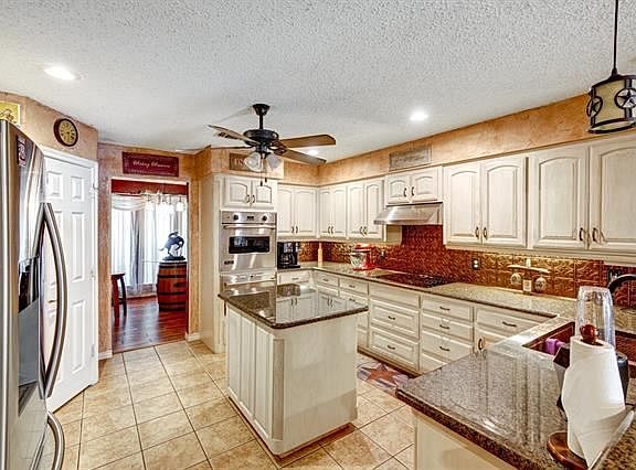3rd image of 128 Oakwood Ct