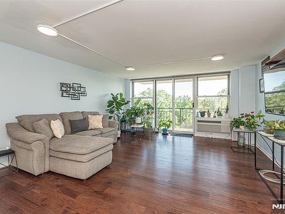 3rd image of 300 Main St APT 707