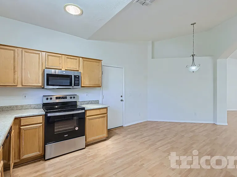 2733 E Gary Way — Photo 8