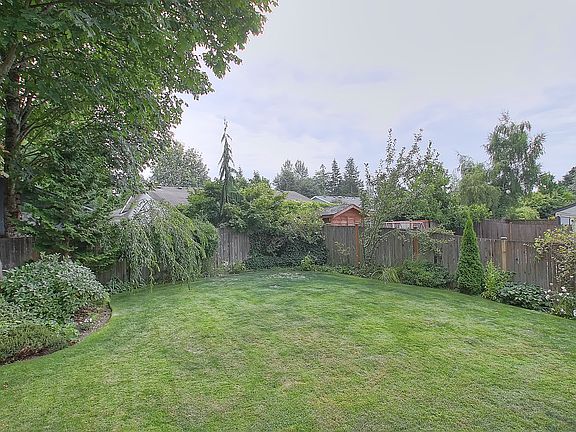 5th image of 2607 107th Dr NE