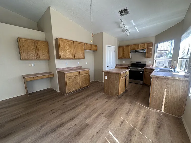 339 N Ocean Dr — Photo 10