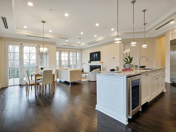 4th image of 1000 Royal Ct Unit 1214