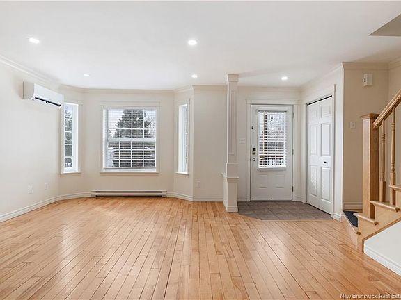 3rd image of 919 Mapleton Rd