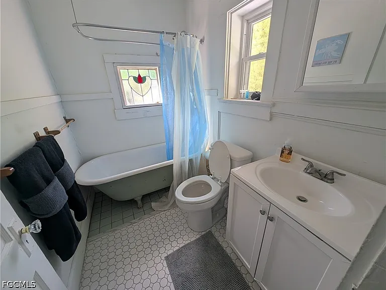 1637 Woodford Ave — Photo 2