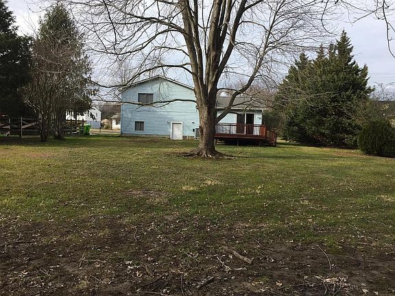 3rd image of 221 Nichols Manor Dr