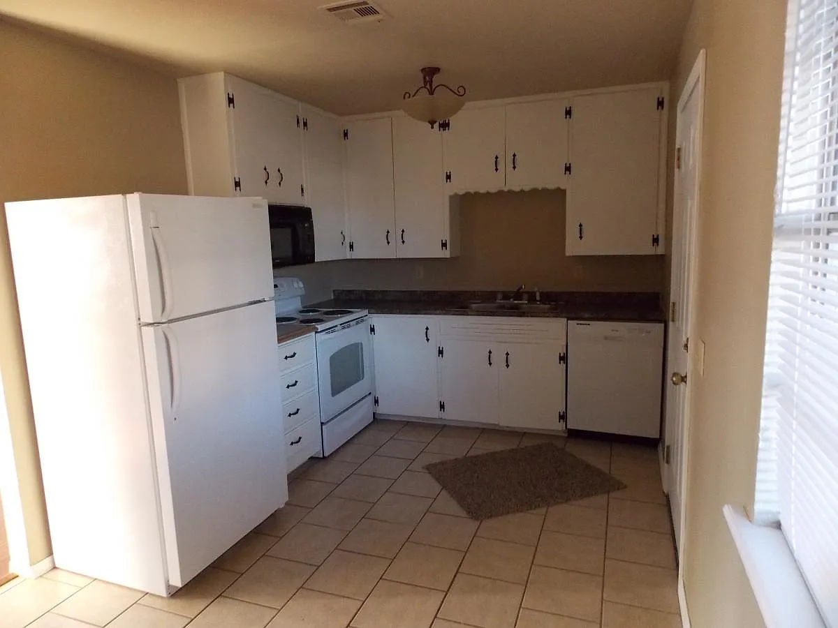 3 bed, 1.5 bath, 1248 sqft, $1,200 — Photo 3