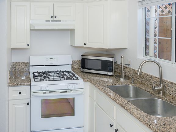 5th image of 102 Barry Dr