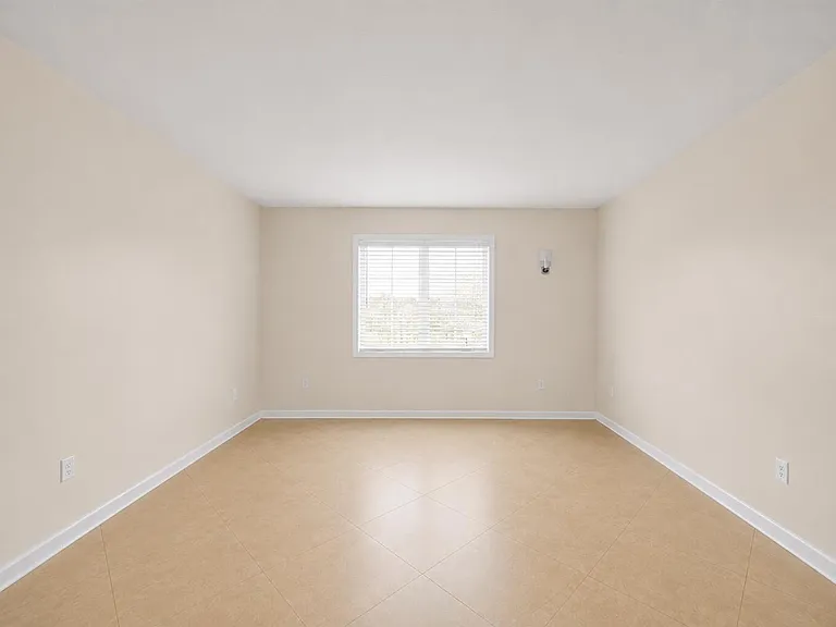4528 SW 54th St #302-B — Photo 4