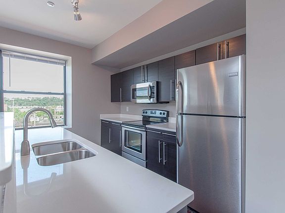 4th image of 2933 Mary St APT 401