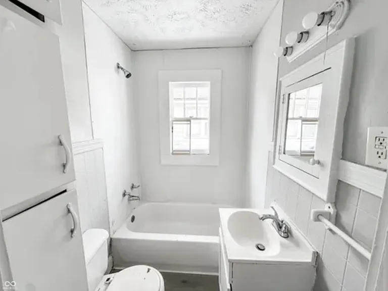2626 Morton St — Photo 9