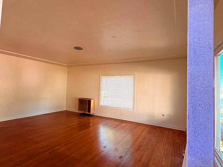 924 1st Ave — Photo 3