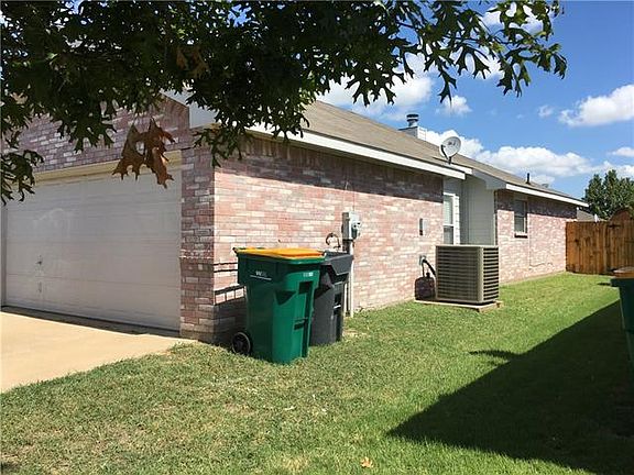 3rd image of 1033 Magnolia Ln