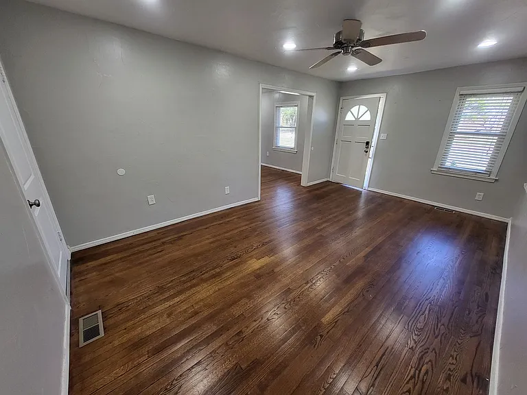 414 E 6th St — Photo 3