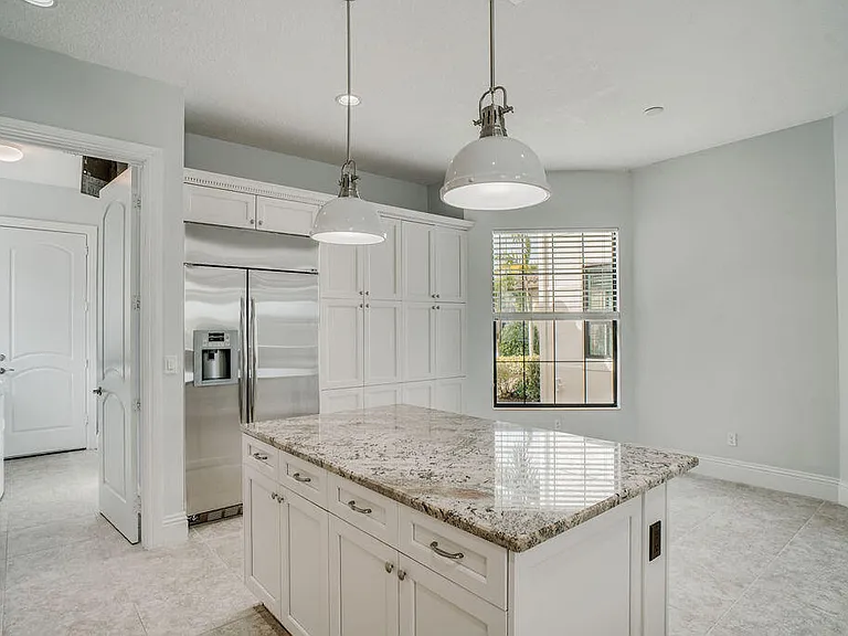 170 SE Calmo Cir — Photo 4