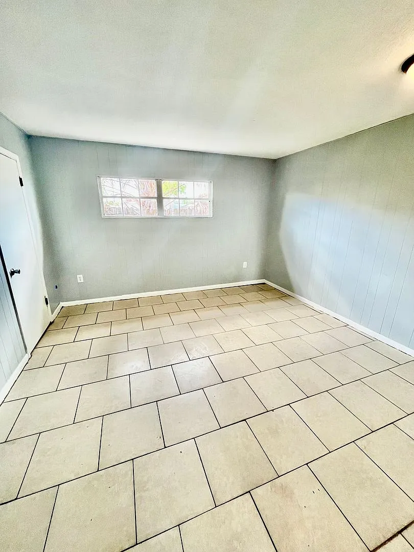 1885 Crystal Lake Dr N — Photo 4